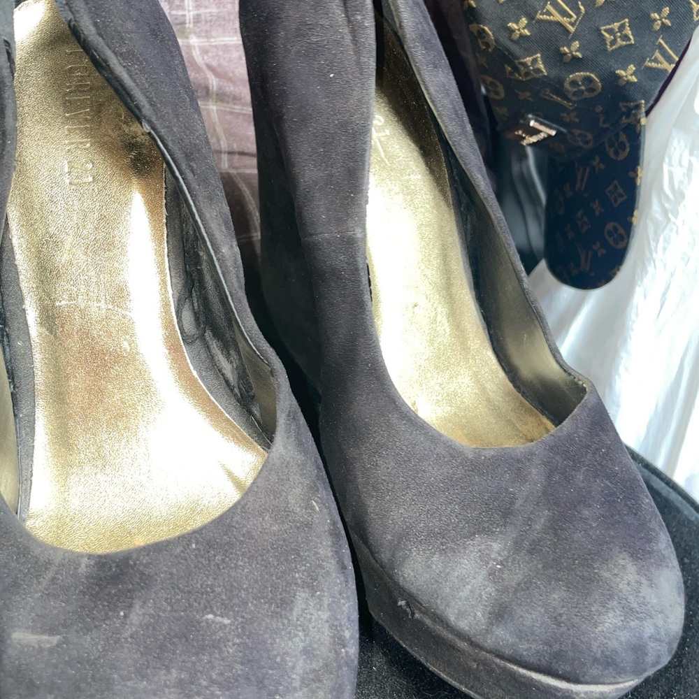 Elegant Black Heels with Rounded Toe and Suede Finish